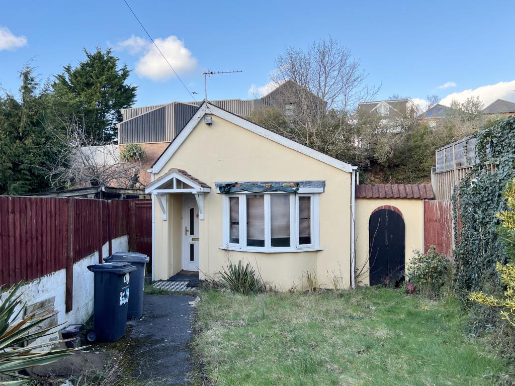 Lot: 89 - DETACHED BUNGALOW FOR IMPROVEMENT - Bungalow with garden and driveway to front